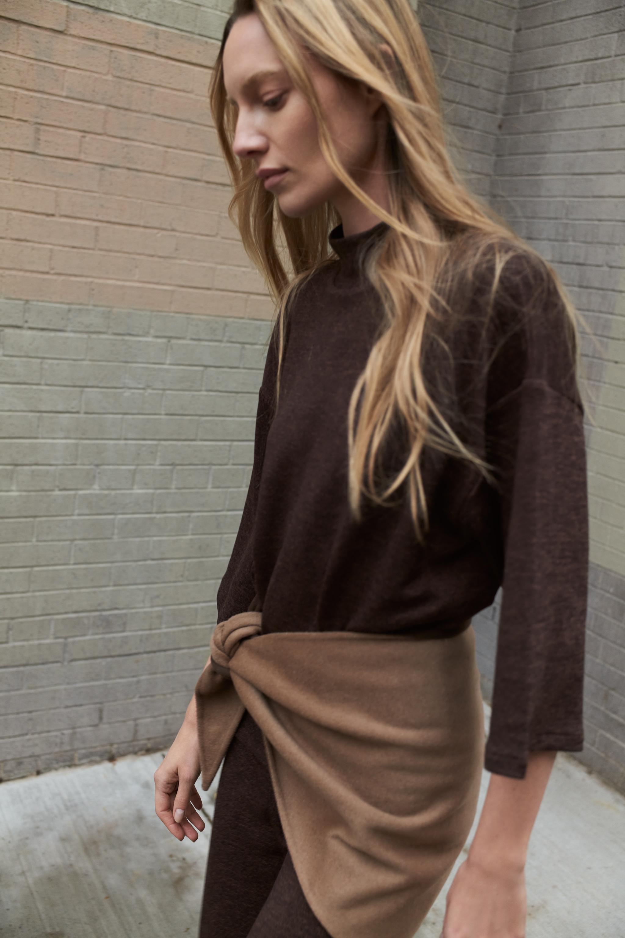 ФУТБОЛКА ИЗ ПИКЕ С ВЫСОКИМ ВОРОТОМ