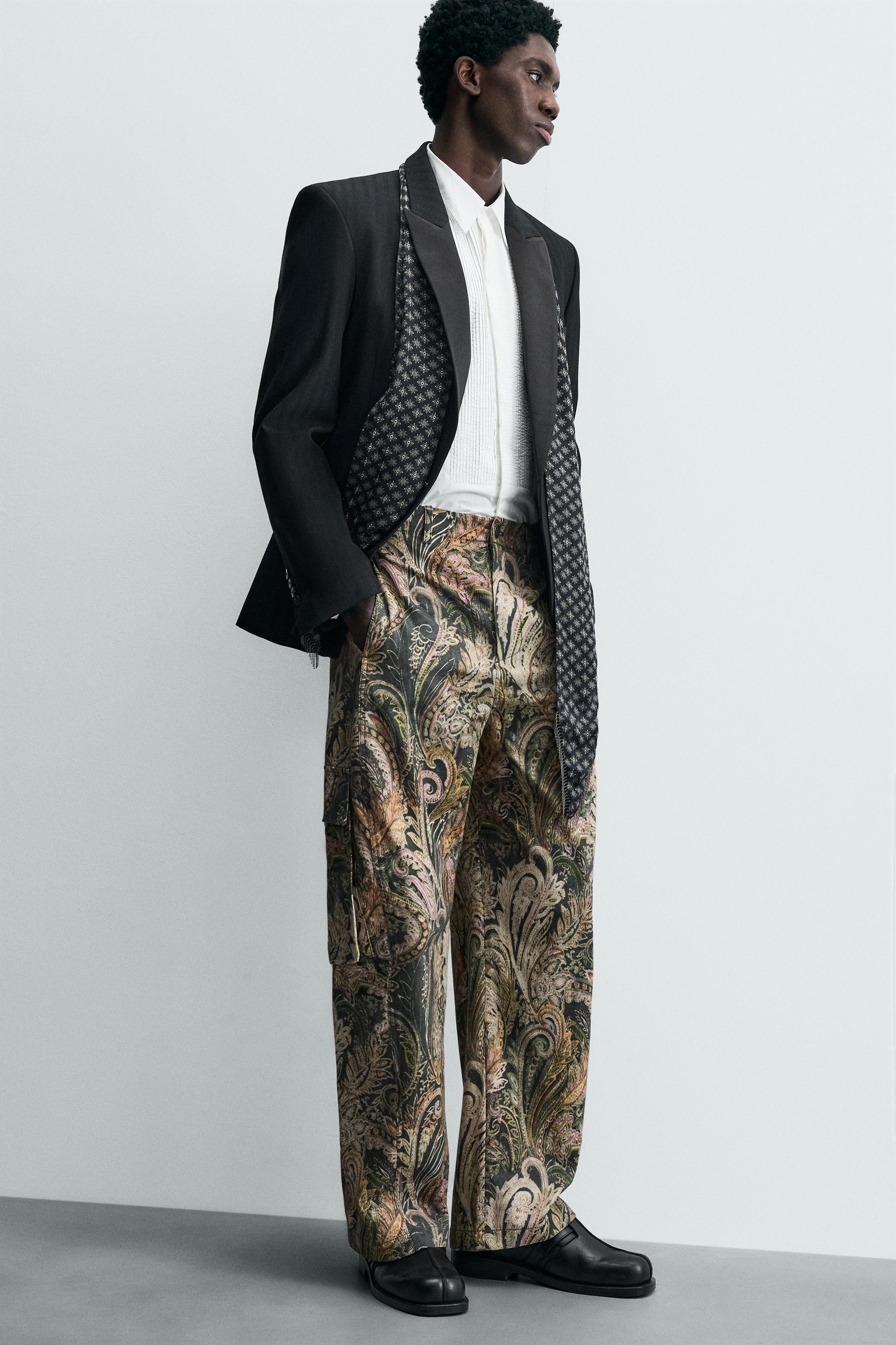 БРЮКИ ГРУЗОВОГО КРОЯ С ПЕЙСЛИ, ОГРАНИЧЕННОЙ ВЫПУСКОЙ