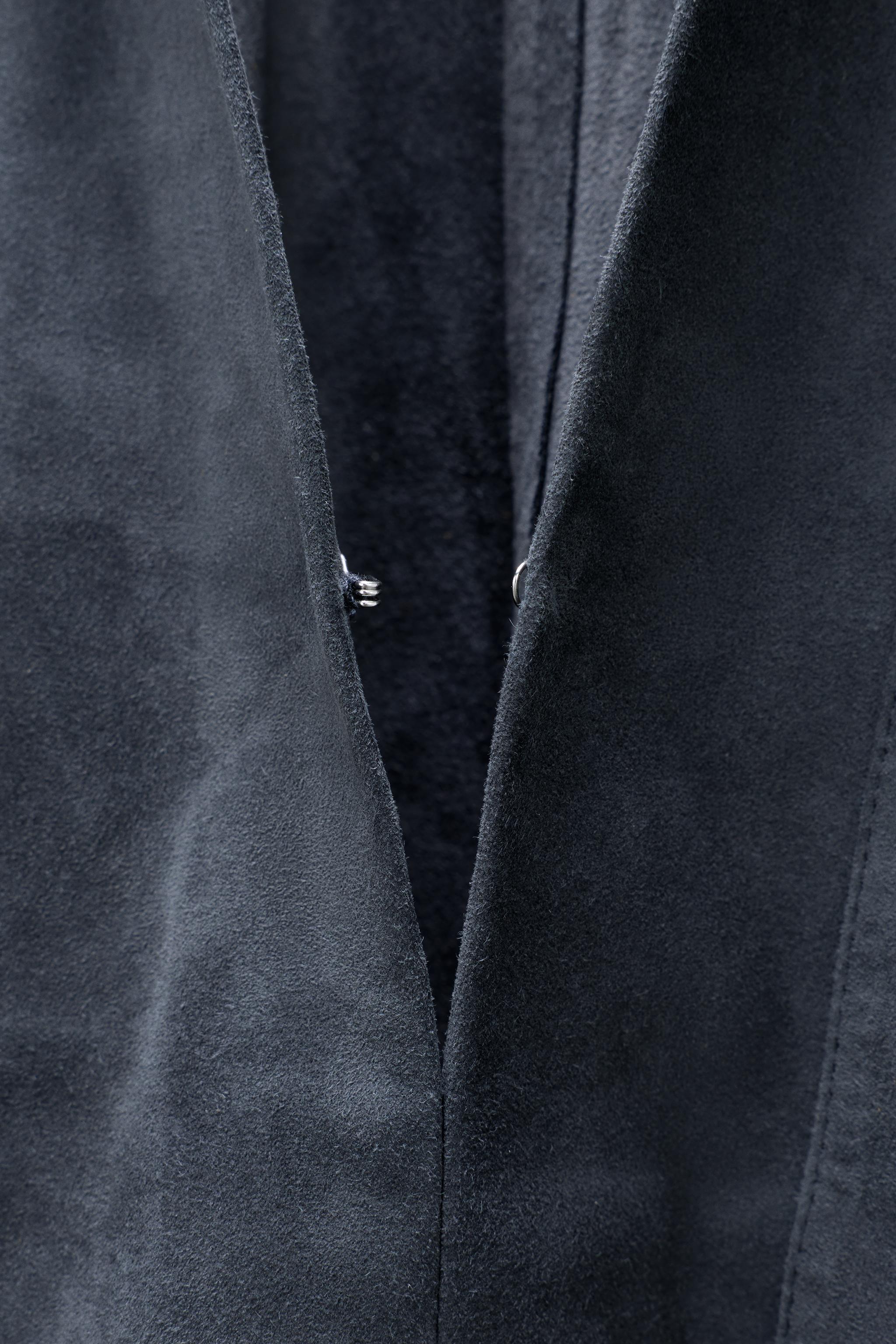 РУБАШКА ИЗ ЗАМШИ С КАРМАНОМ, ОГРАНИЧЕННАЯ ВЫПУСКА