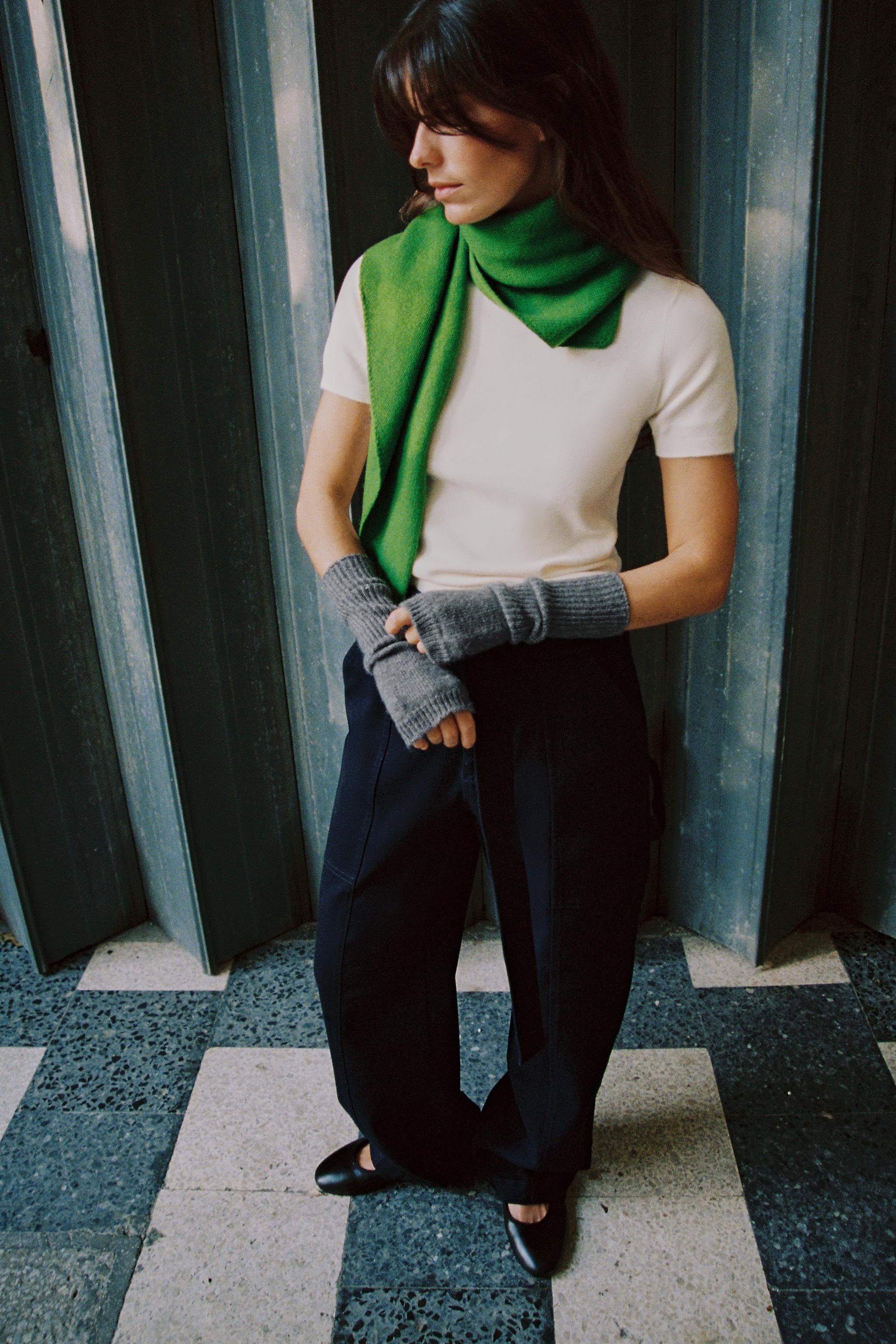 ТРИКОТАЖНЫЙ ДЖЕМПЕР С КОРОТКИМИ РУКАВАМИ МЯГКОГО ТРИКОТАЖА