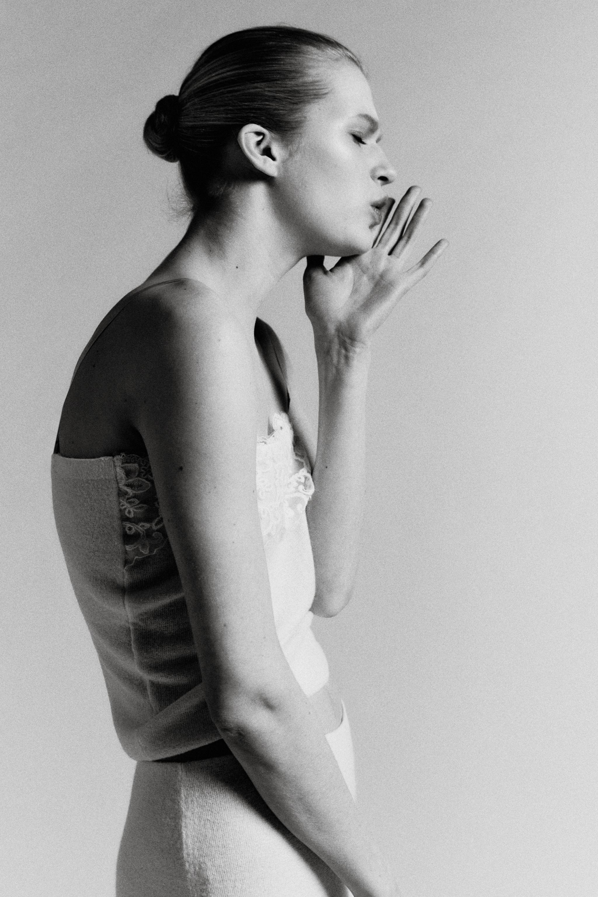 ТРИКОТАЖНЫЙ ТОП С КРУЖЕВНОЙ ВЫШИВКОЙ