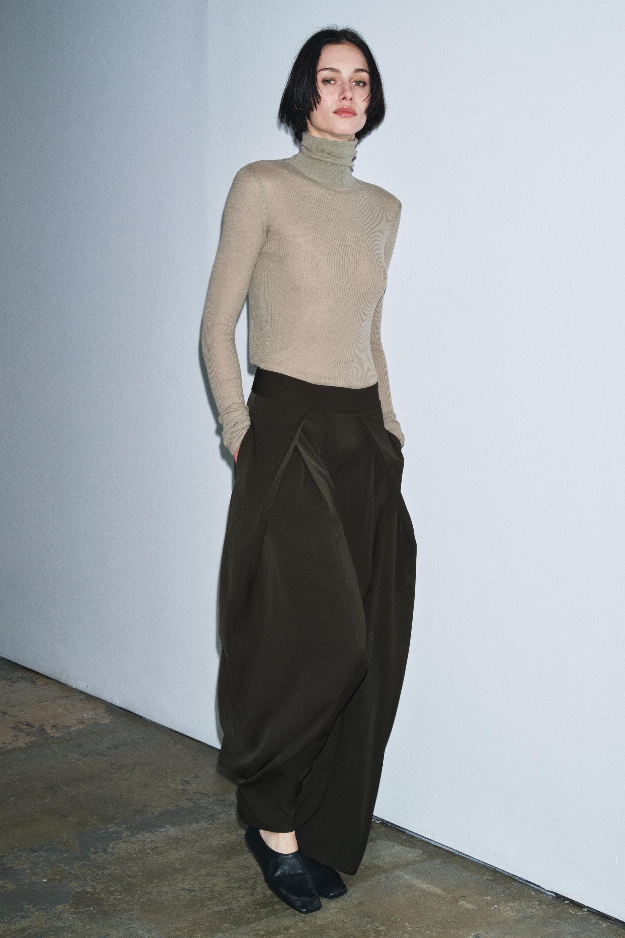 СТРУЮЩИЕСЯ БРЮКИ С ДАРТСАМИ КОЛЛЕКЦИЯ ZW