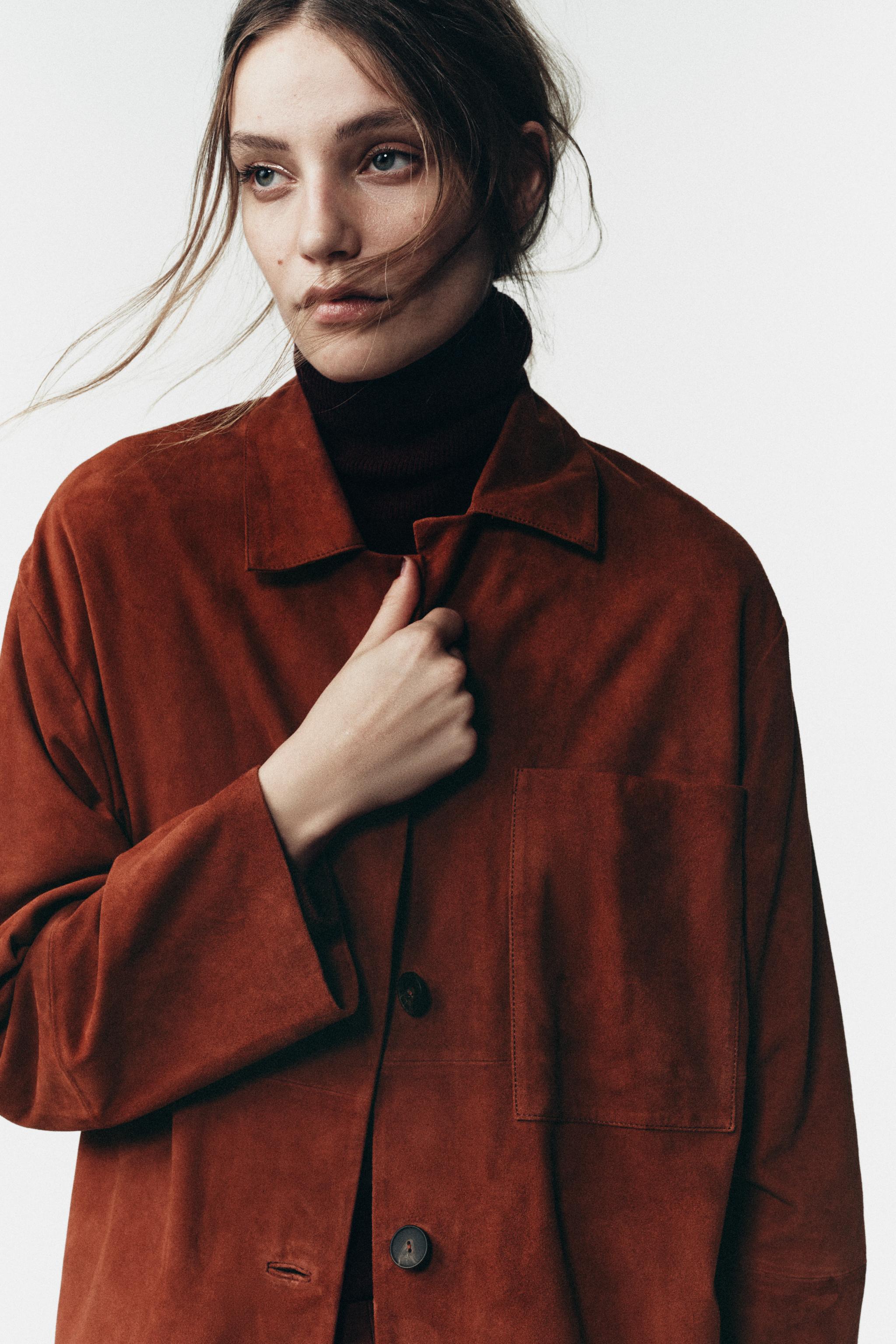 РУБАШКА ИЗ ЗАМШИ С КАРМАНОМ, ОГРАНИЧЕННАЯ ВЫПУСКА