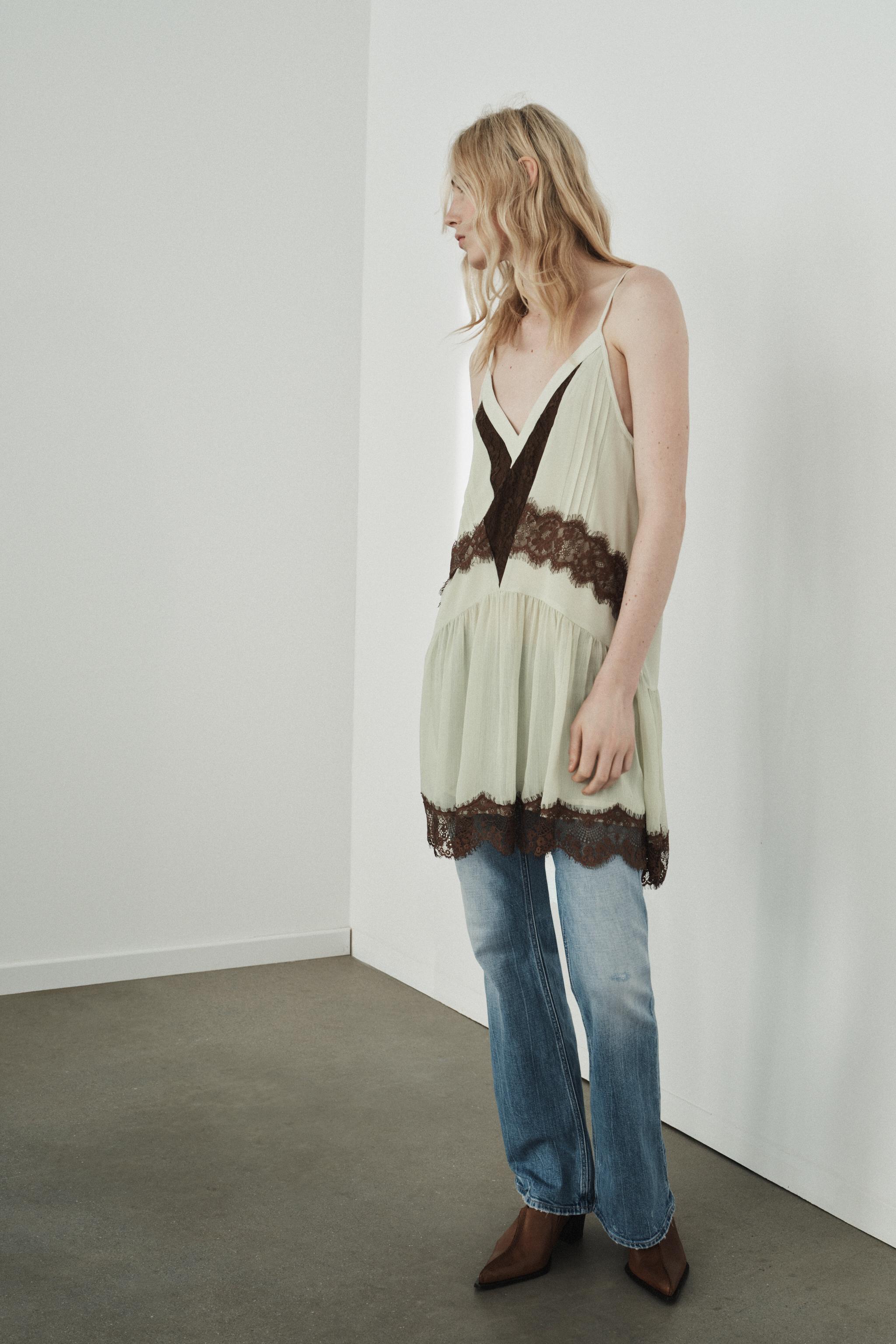 КОРОТКОЕ ПЛАТЬЕ С КОНТРАСТНЫМ КРУЖЕВОМ