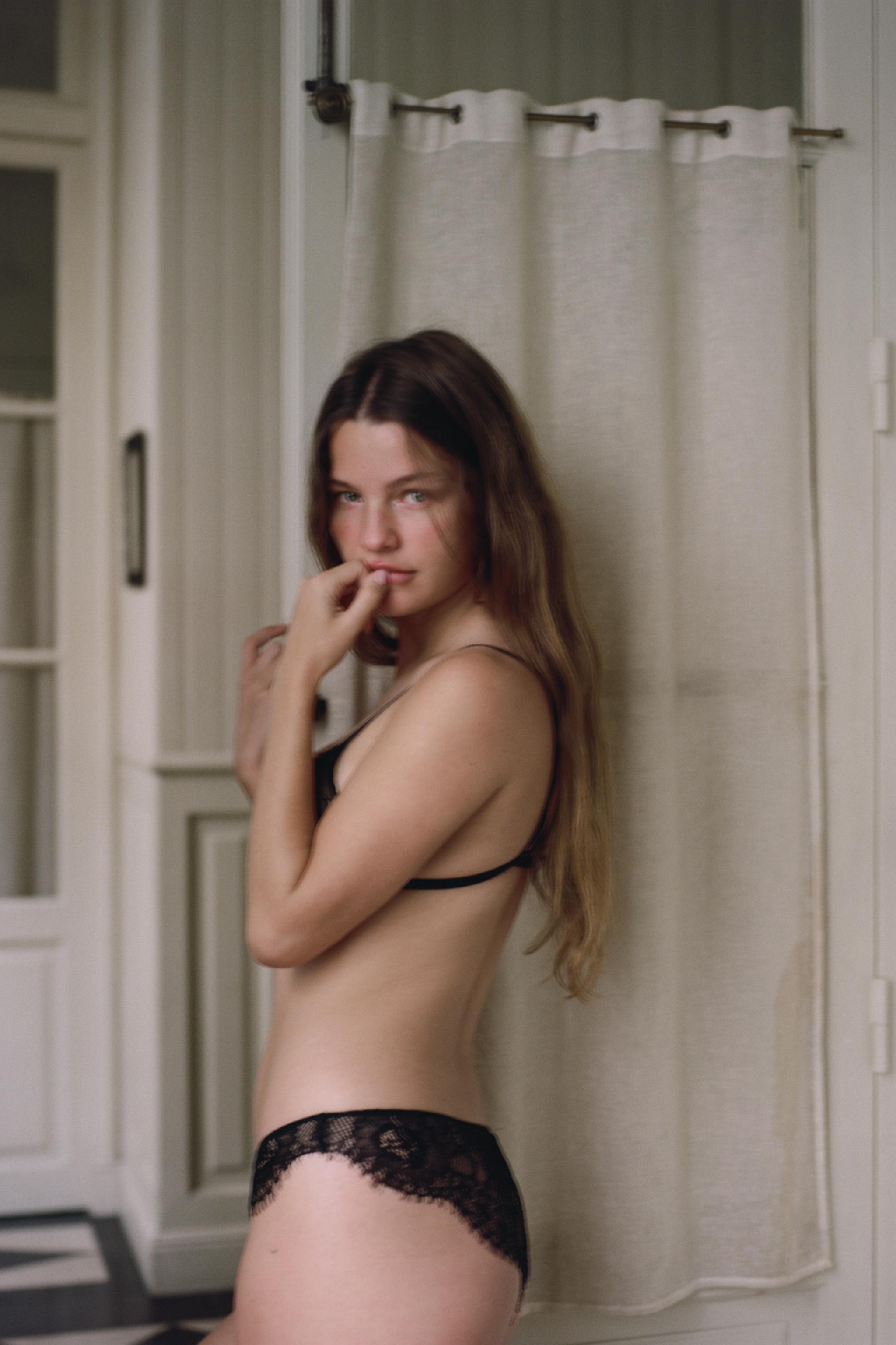 КРУЖЕВНОЙ БЮСТГАЛТЕР С ТРЕУГОЛЬНИКАМИ