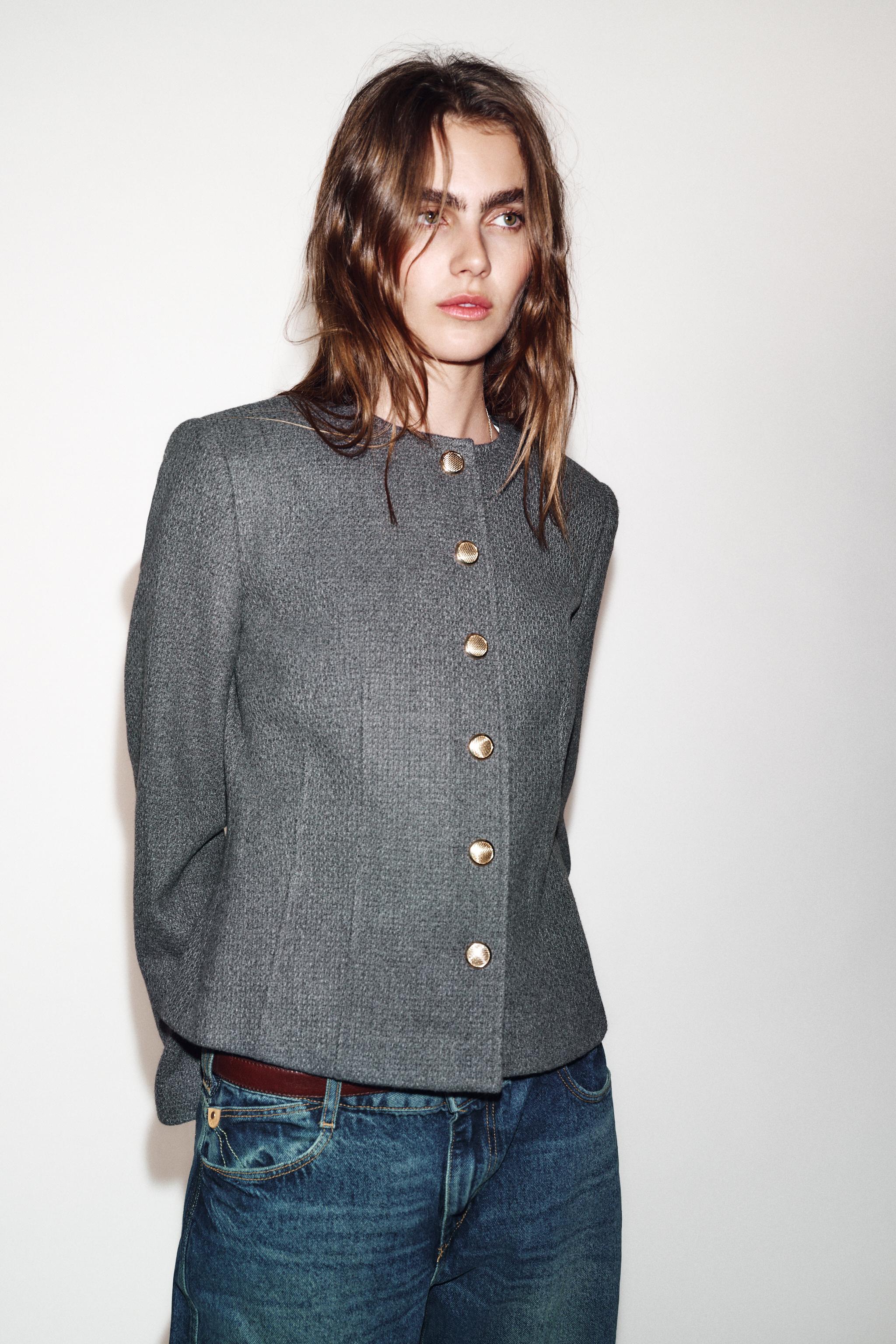 ПРИГЛАЖЕННЫЙ ПИДЖАК С КРУГЛЫМ ВЫРЕЗОМ