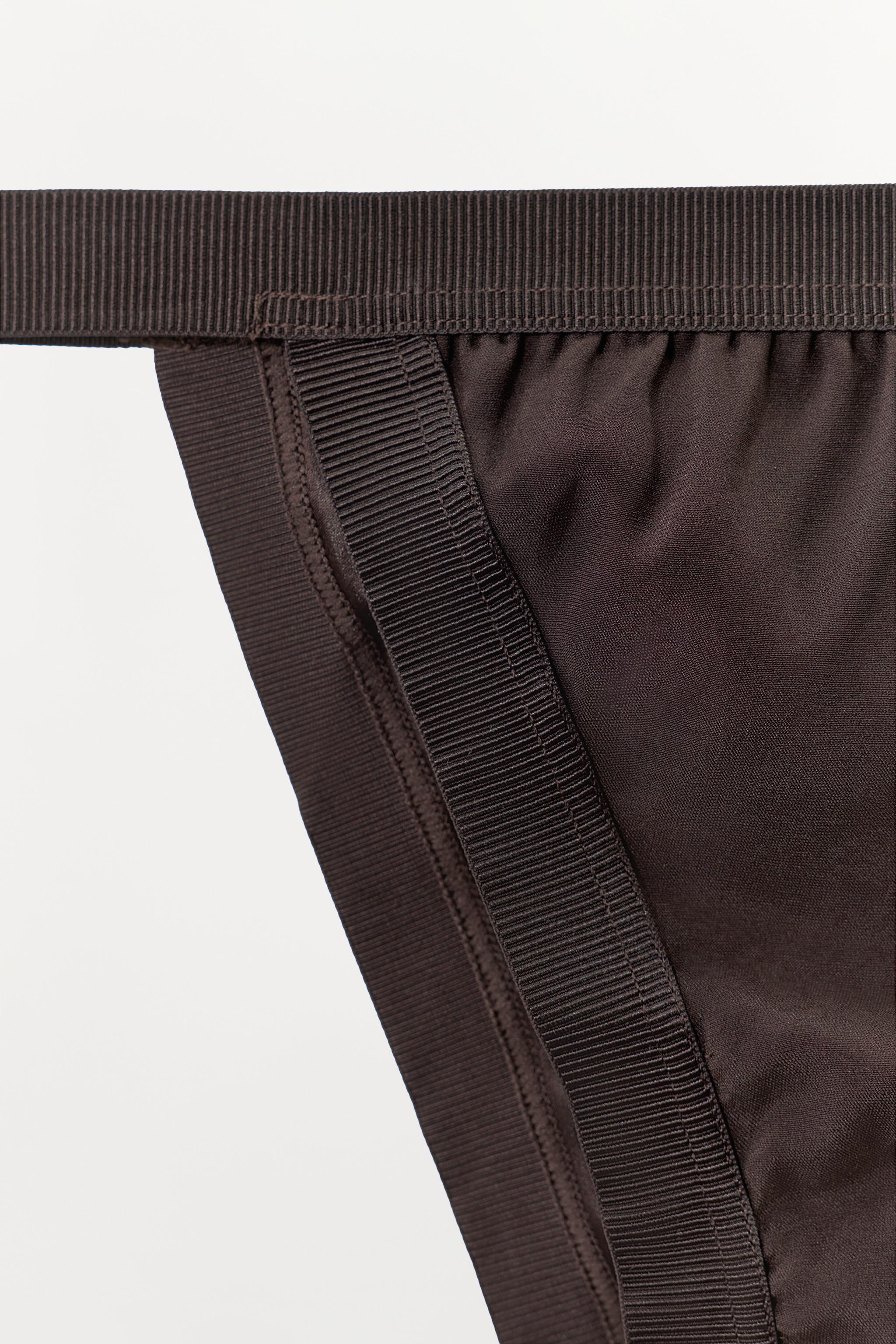 ТРУПЫ ИЗ ШЕЛКА С ЭЛАСТИЧНОЙ ОТДЕЛКОЙ