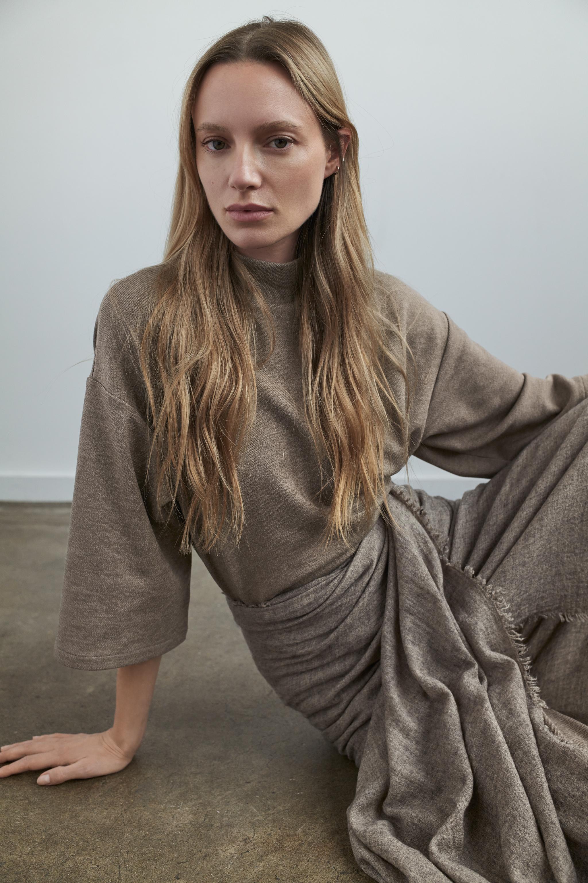 ФУТБОЛКА ИЗ ПИКЕ С ВЫСОКИМ ВОРОТОМ