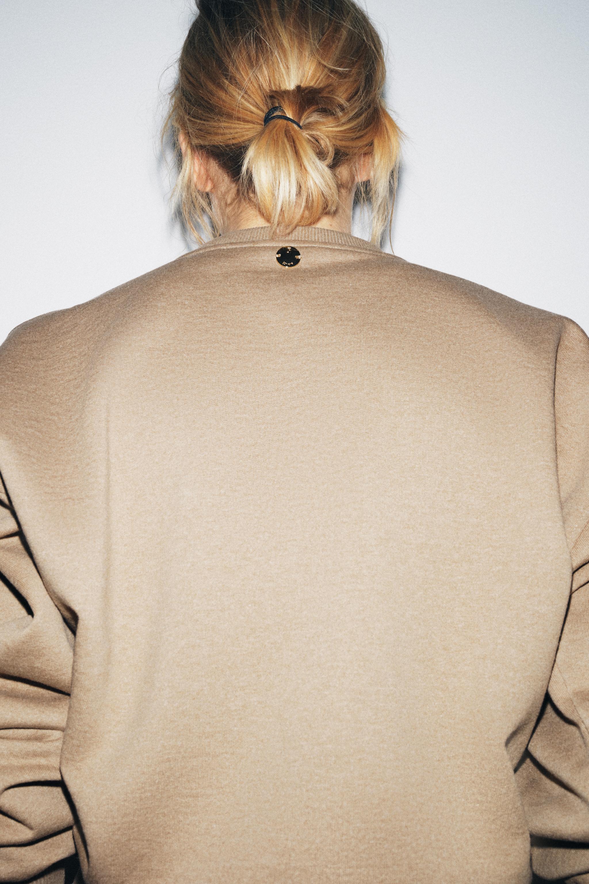 СВИТШОТ С НАШИВКАМИ