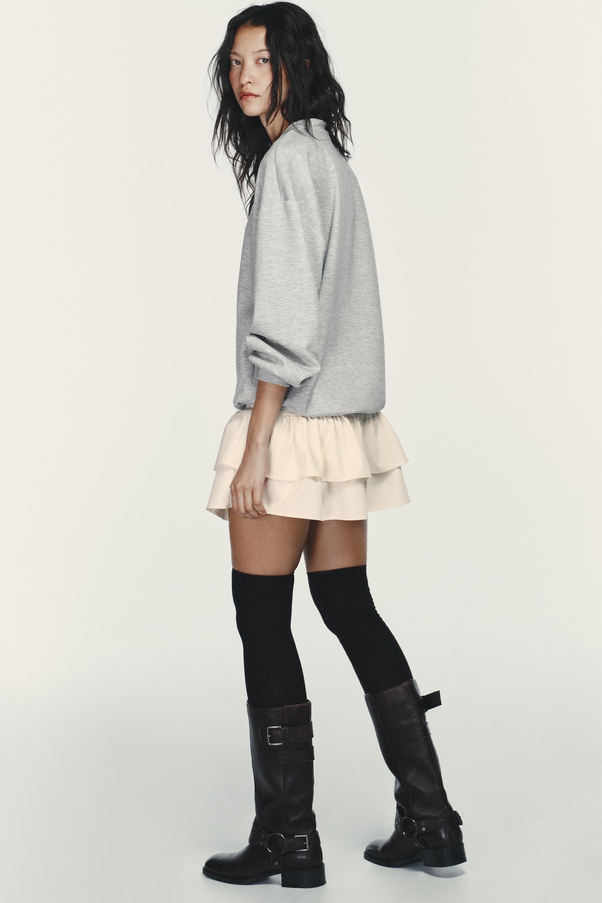 КОРОТКОЕ ПЛАТЬЕ С КОНТРАСТНЫМИ ОРУШАМИ