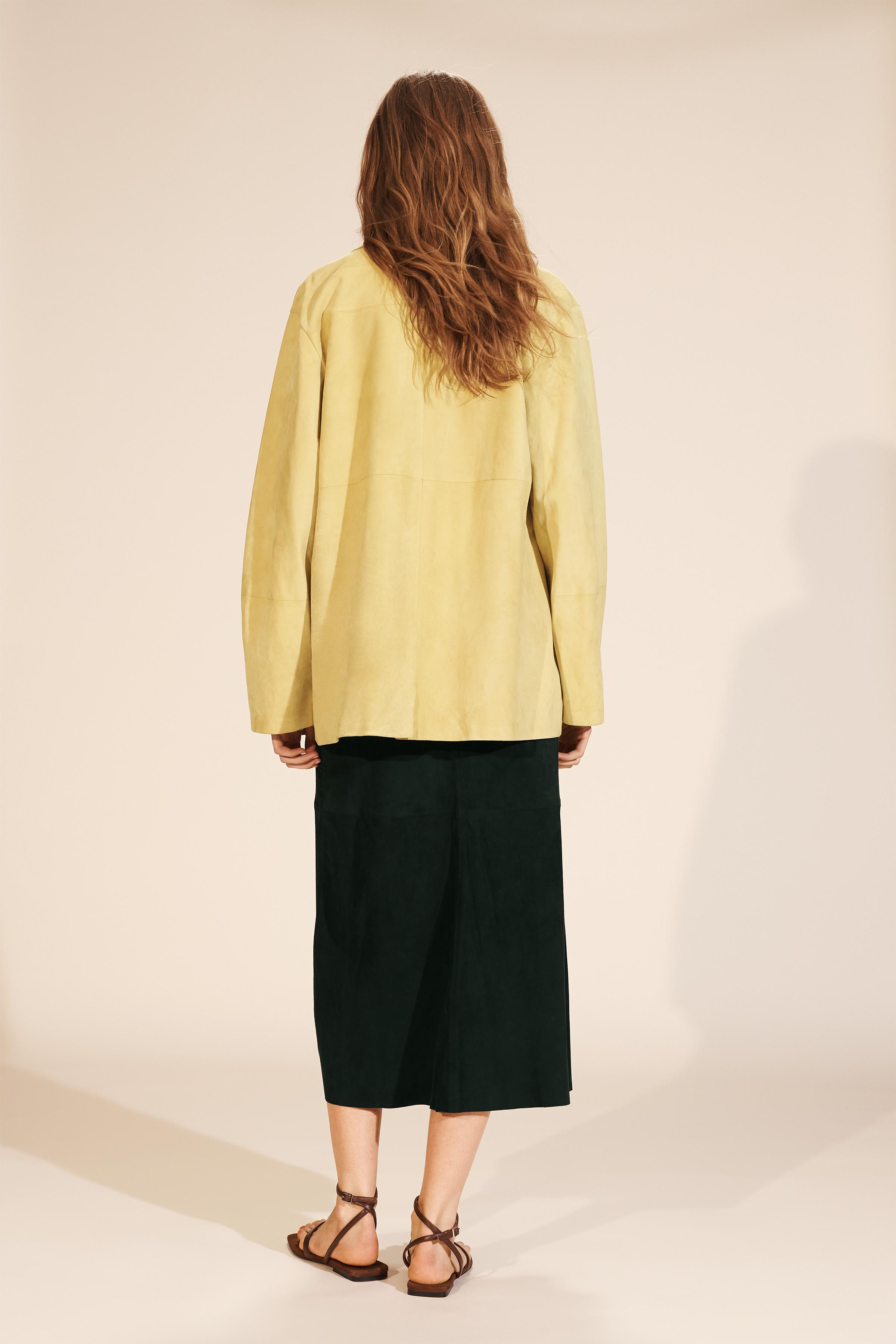 РУБАШКА ИЗ ЗАМШИ С КАРМАНОМ, ОГРАНИЧЕННАЯ ВЫПУСКА